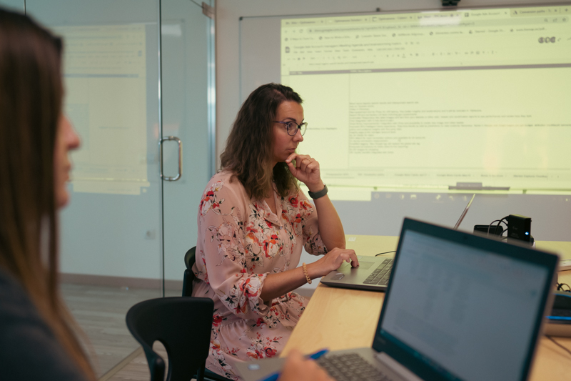 El equipo de Optimanova debatiendo sobre las tendencias de marketing digital para 2024
