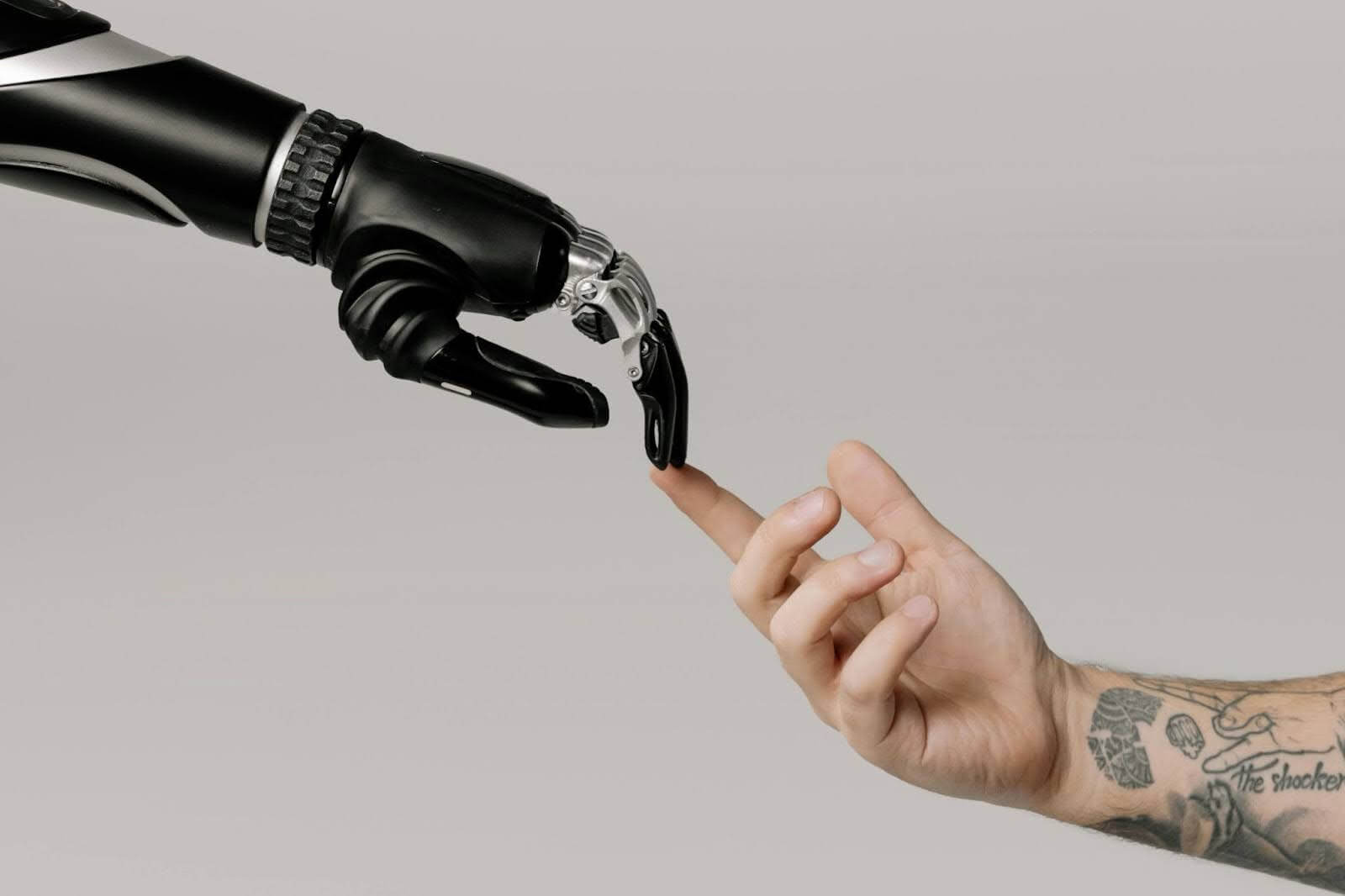 Brazo humano y brazo de robot con IA tocándose