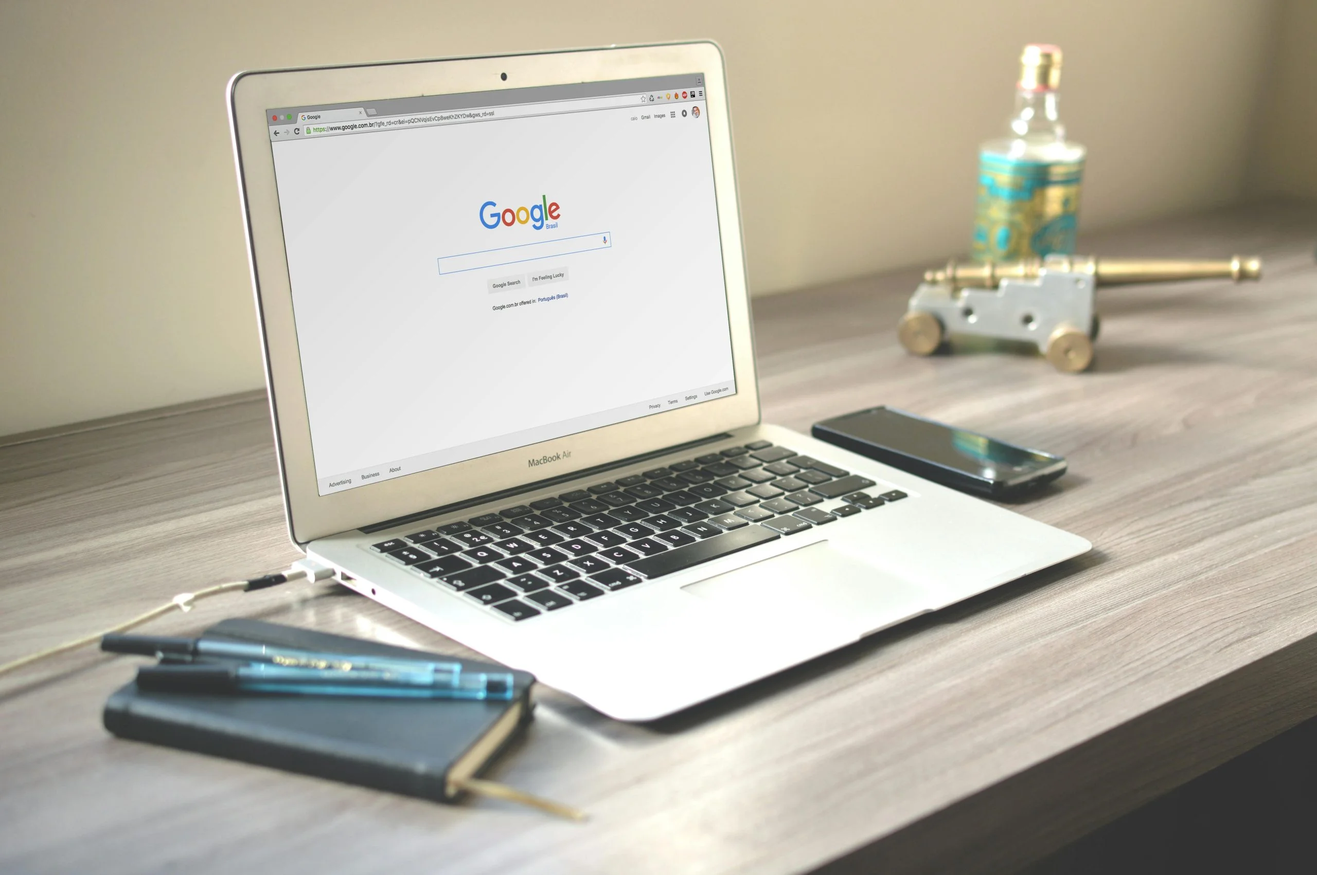 Un portátil abierto en un escritorio muestra la página de inicio del motor de búsqueda de Google