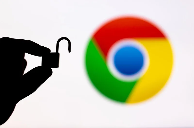 Silueta de un candado frente al logo de Google Chrome